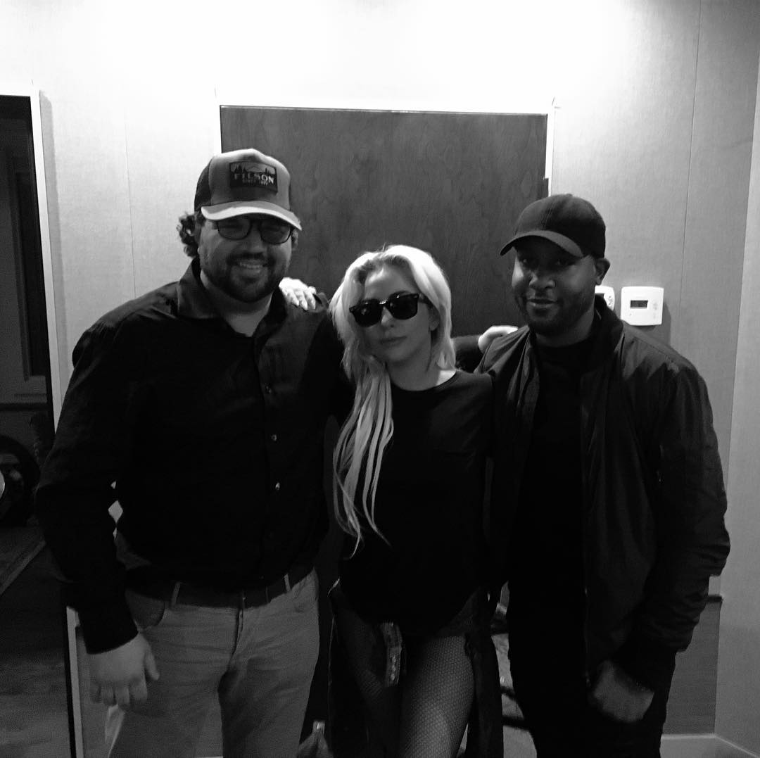 Bersama Brian Kennedy (kanan) dan Dallas Davidson (kiri), Lady Gaga kembali ke studio untuk menggarap musik baru © instagram.com/iambkennedy