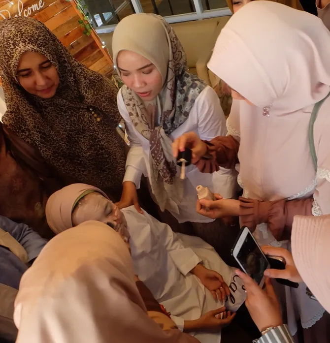 Para sahabat yang mendadani Suci menjadi menyeramkan itu (credit: instagram.com/sucioktari)