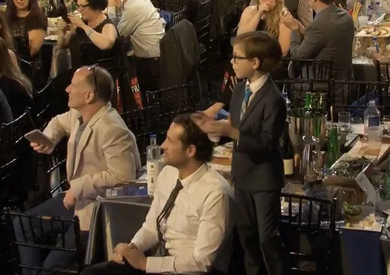 Jacob Tremblay naik kursi demi Brie Larson © Twitter.com/IFC