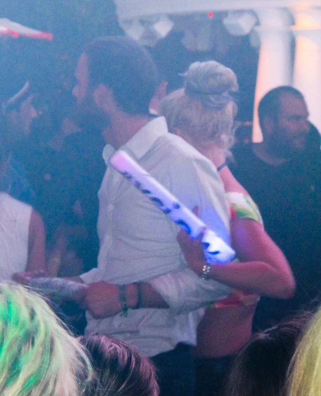 Britney Spears dan Cade Hudson berpelukan © Splashnews.com