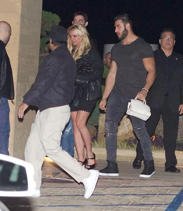 Britney Spears dan Sam Asghari, beberapa kali tertangkap kamera jalan bersama, pacaran? © Splashnews via Dailymail.co.uk