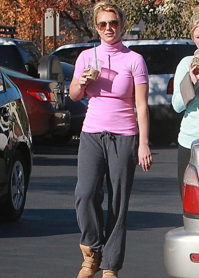 Britney Spears muncul tanpa cincin pertunangan beberapa waktu lalu @ dailymail.co.uk