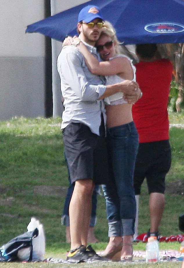 Mesra manja ala Britney dan Charlie @ dailymail.co.uk