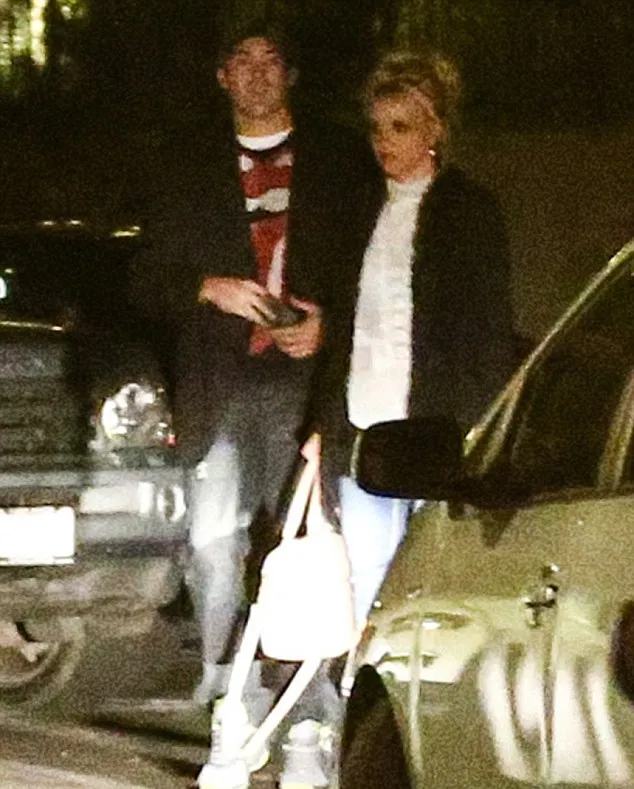 Britney Spears dan pria misterius @ dailymail.co.uk