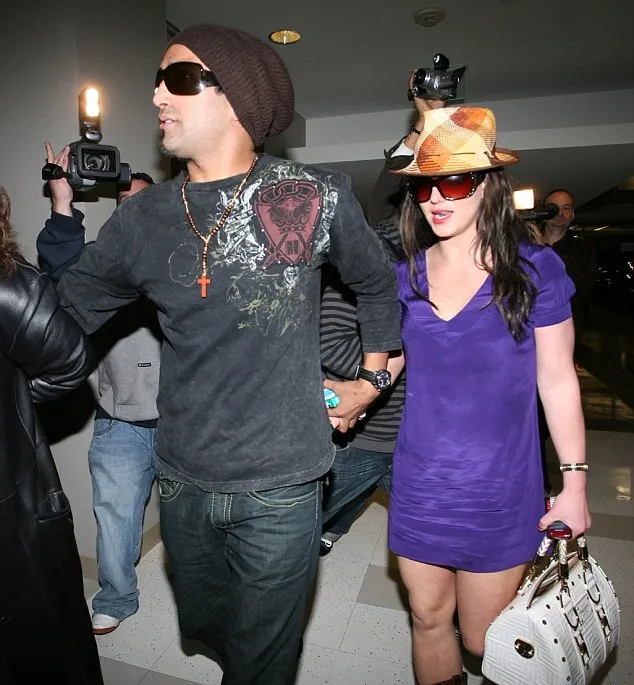 Adnan dan Britney tahun 2008 lalu @ dailymail.co.uk