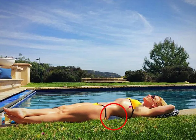 Menemukan keanehan pada foto di atas? © instagram.com/britneyspears