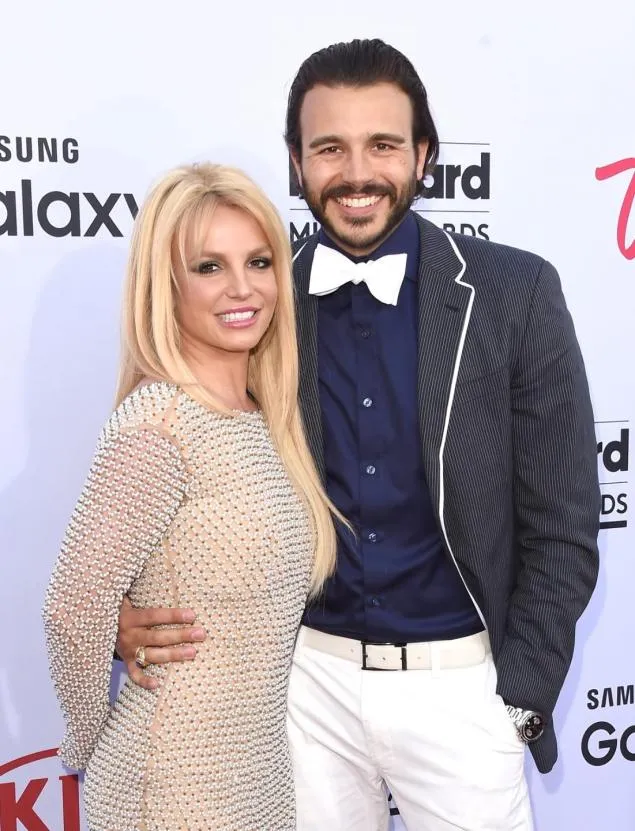 Britney dan Charlie akhirnya putus setelah 8 bulan bersama @ nydailynews.com