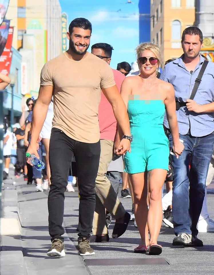 Sam Asghari dan Britney Spears gandengan sata di Disneyland © The Sun