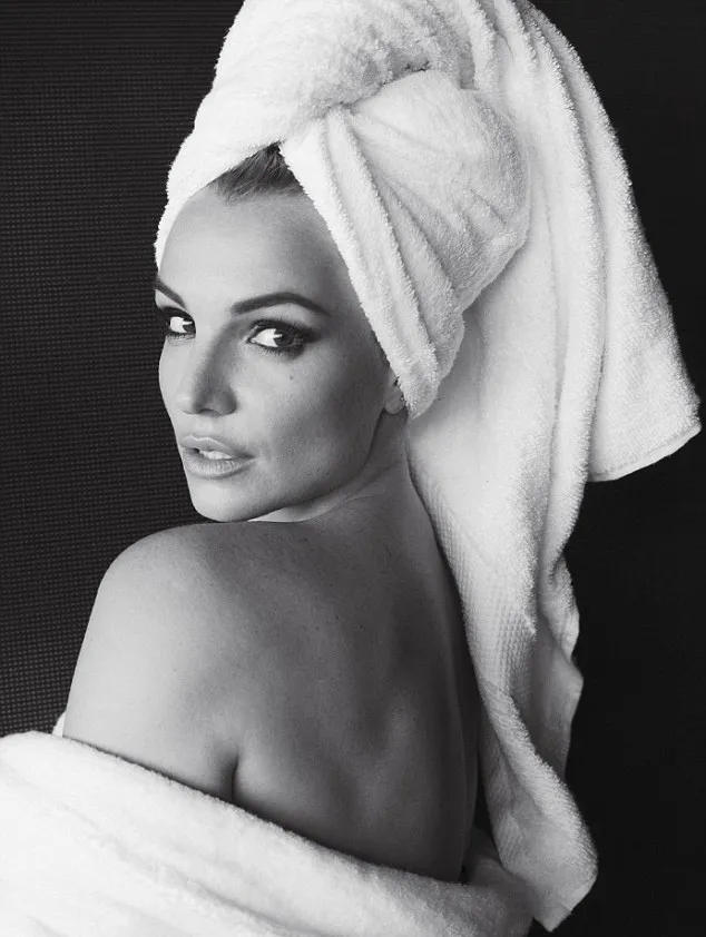 Pemotretan towel series Britney untuk Mario Testino dan V magz © instagram.com/mariotestino