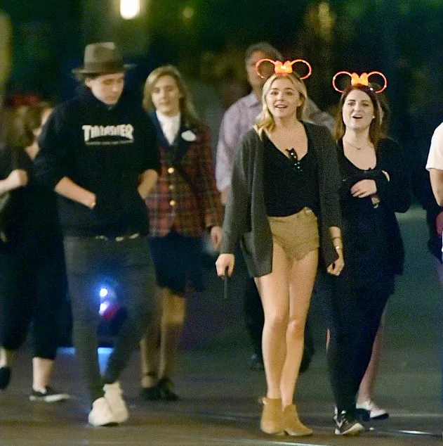 Brooklyn Beckham jalan bareng Chloe Moretz di Disneyland ©splash
