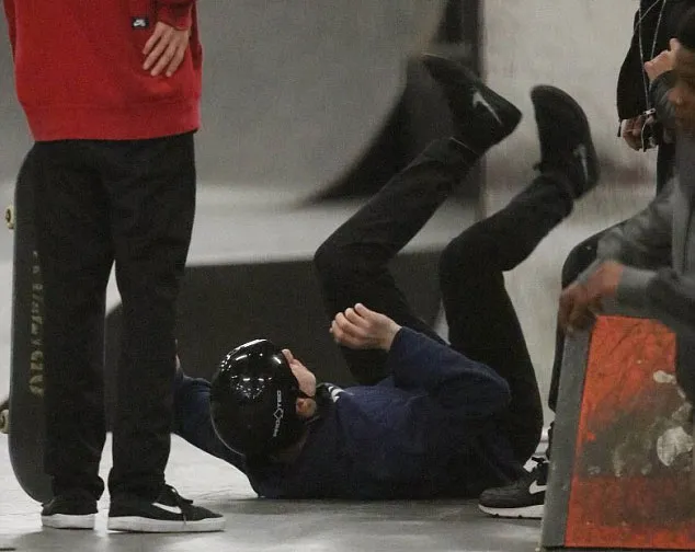 Brooklyn jatuh saat main skateboard © Dailymail.co.uk
