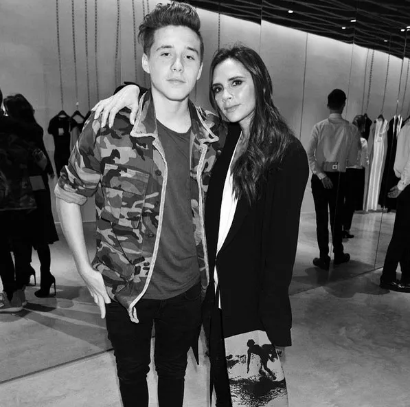 Brooklyn dan Victoria Beckham tampil bak sepasang kekasih © Instagram/Brooklynbeckham