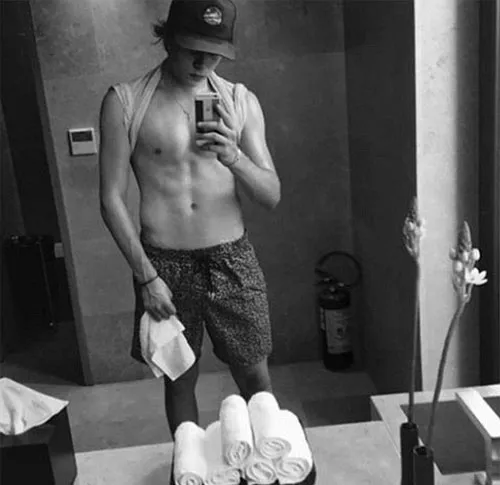 Brooklyn Beckham pamer perut seksi © Instagram.com/brooklynbeckham