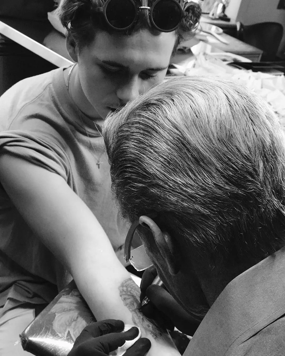 Brooklyn mempercayakan tato pertamanya pada teman sang ayah © instagram.com/brooklynbeckham