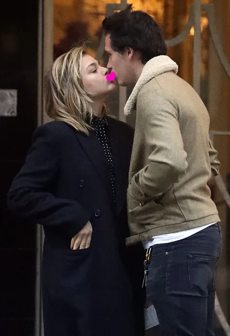 Mesranya Brooklyn dan Chloe saat ciuman di depan hotel © dailymail.co.uk