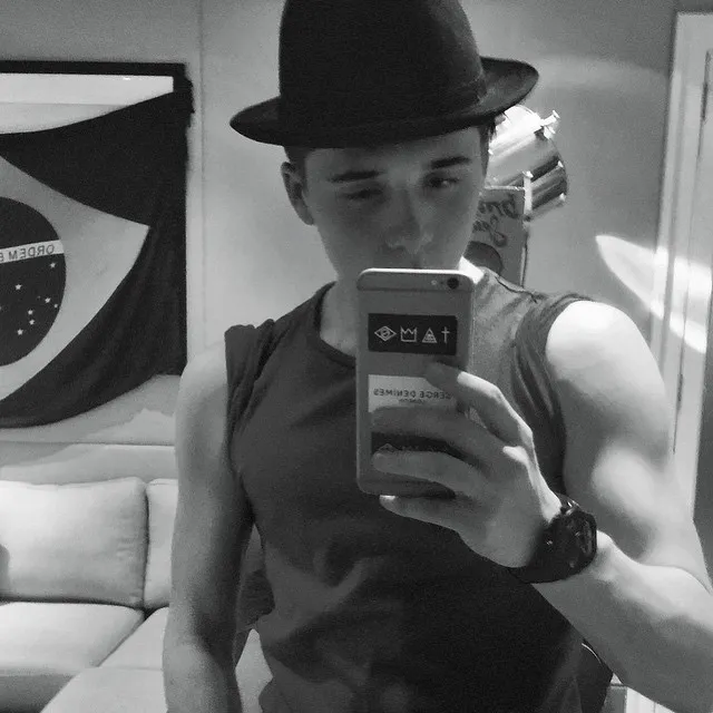 Brooklyn pamer otot kekarnya @ instagram.com/brooklynbeckham