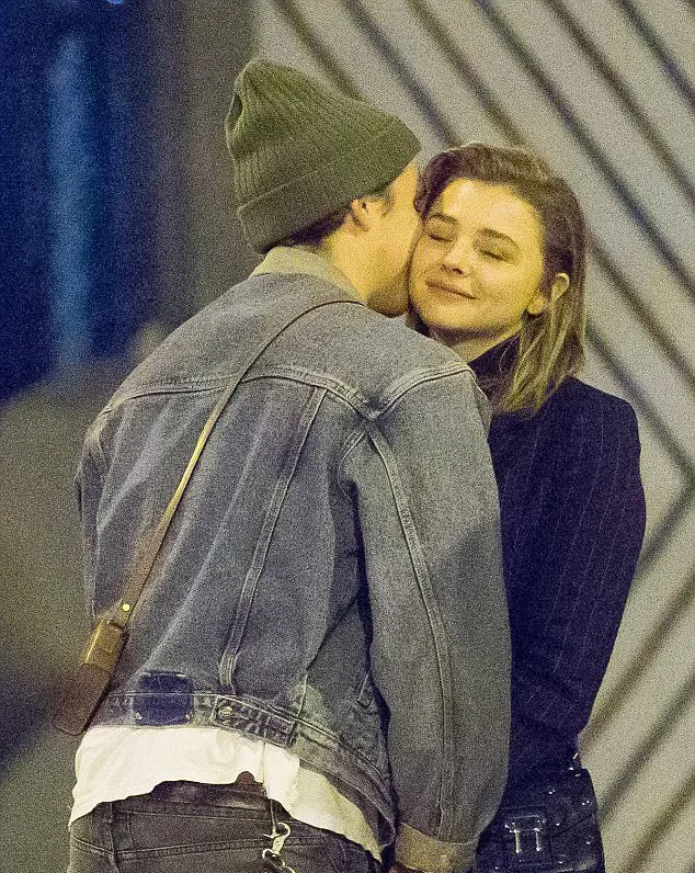 Brooklyn cium mesra Chloe @ dailymail.co.uk