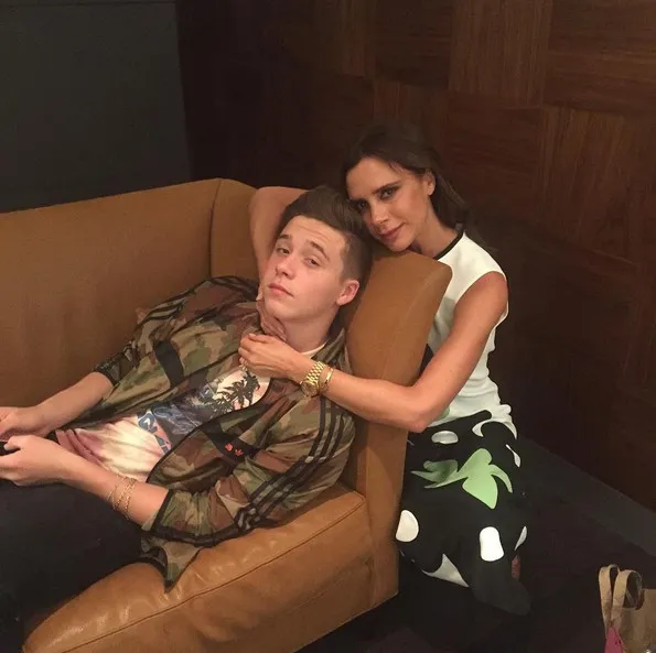 Brooklyn manja-manjaan ke Victoria © instagram.com/victoriabeckham