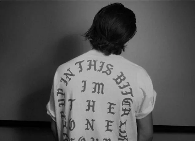 Brooklyn kenakan t-shirt Yeezy © instagram.com/brooklynbeckham