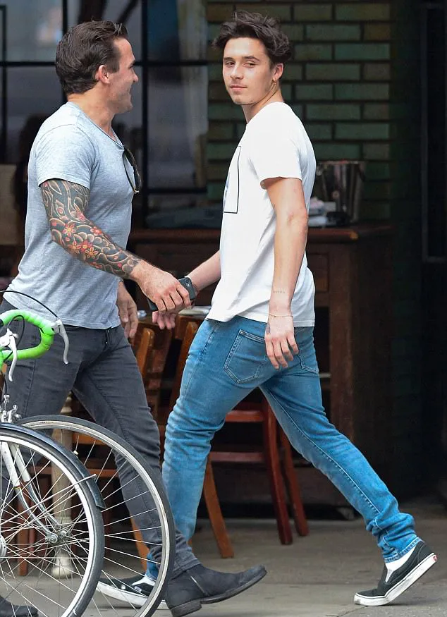 Brooklyn tetap ganteng dan stylish © dailymail.co.uk