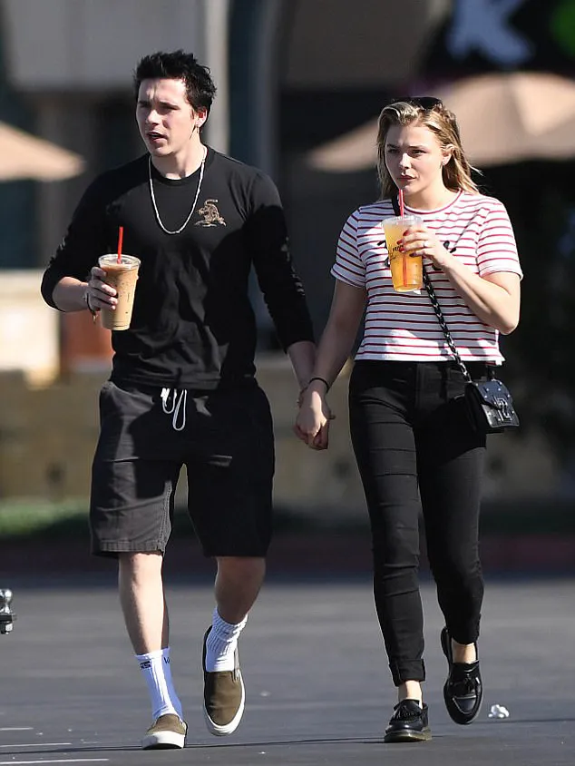 Brooklyn kini berambut hitam! Beda banget ya? © dailymail.co.uk