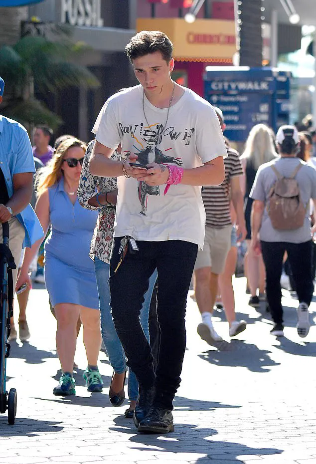 Brooklyn Beckham ganteng dengan rambut barunya! © Splashnews/dailymail.co.uk