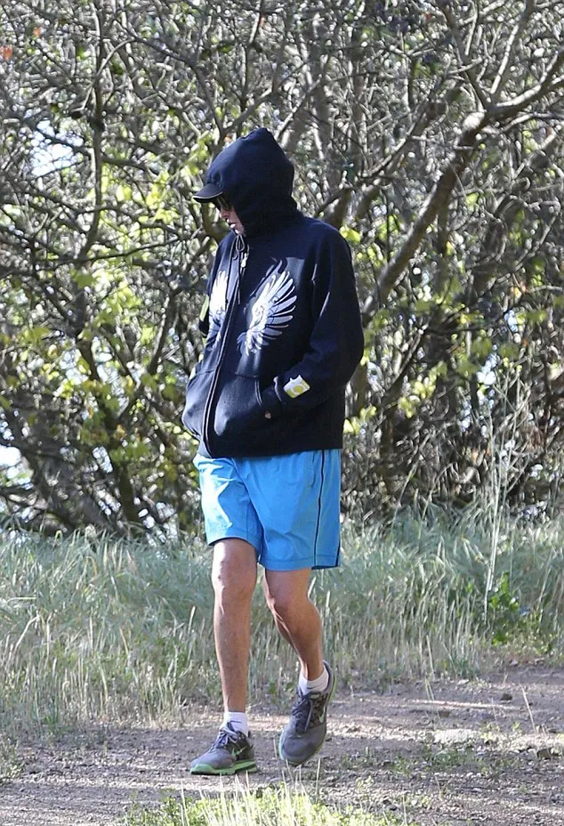 Bruce Jenner menyembunyikan tangannya © Splashnews
