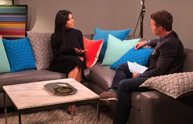 Kim saat menjalani wawancara @ Access Hollywood