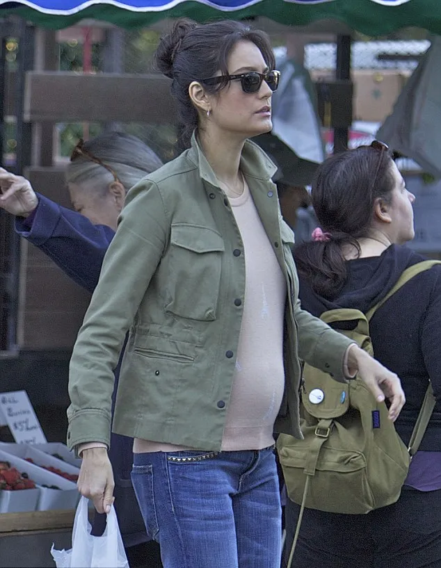 Emma menunjukkan baby bump di depan umum @ dailymail.co.uk