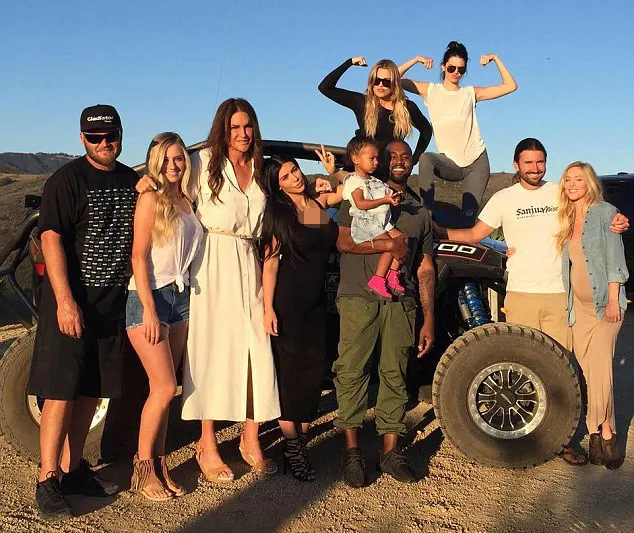 Keluarga Kardashian turut merasakan kebahagiaan Caitlyn @ twitter.com/caitlynjenner
