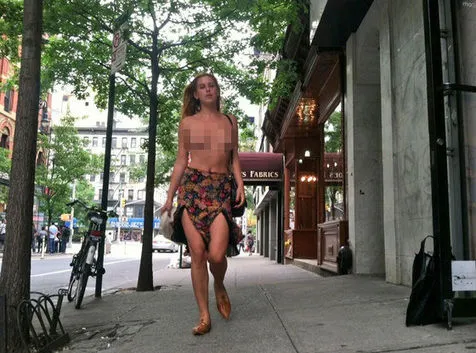 Foto Topless Putri Bruce Willis