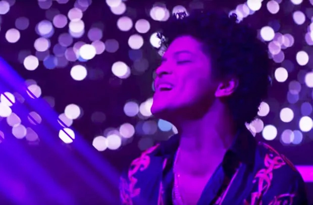 Bruno Mars rilis music video 'Versace on the Floor' yang seksi sekaligus manis © US Magazine/YouTube