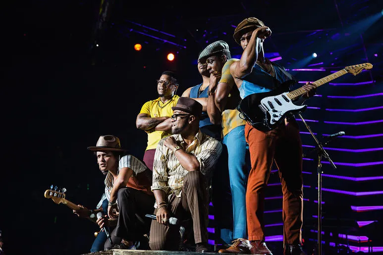 Bruno Mars dan The Hooligans