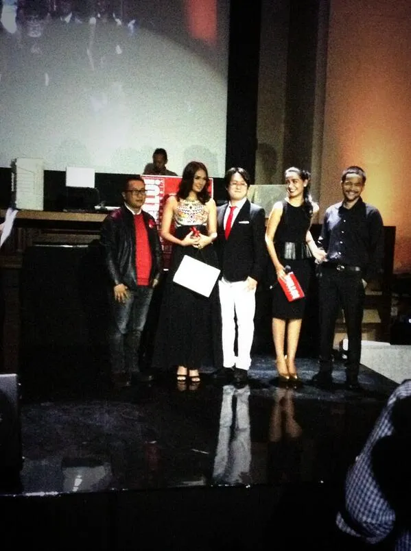Luna Maya saat menerima penghargaan @ twitter.com/Hello_Indonesia