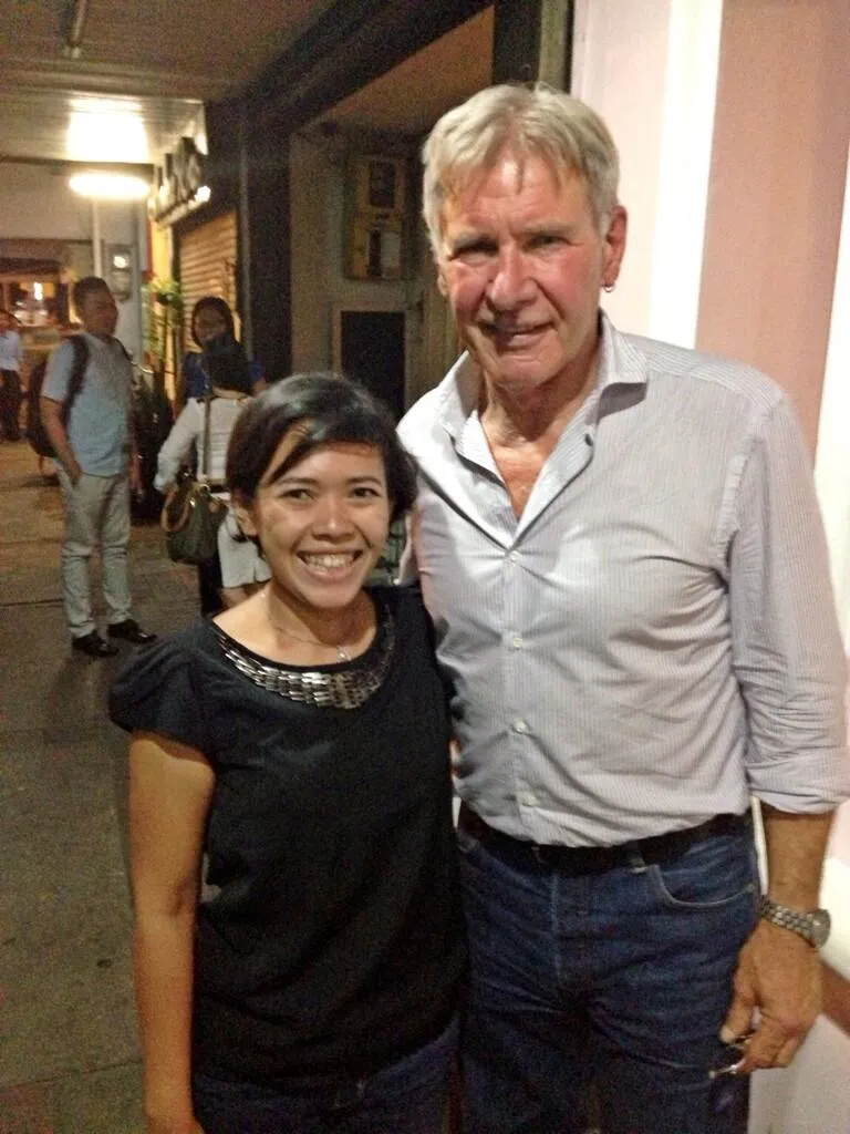 Seorang wanita beruntung bisa berfoto bersama Harrison Ford. ©@nestrioka 