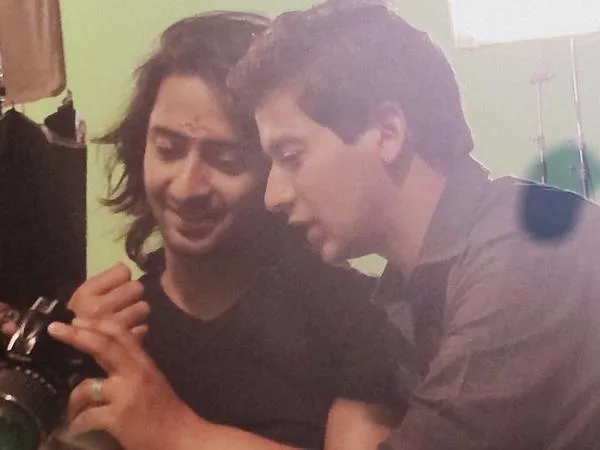Mesranya Shaheer Sheikh dan Paras Arora di belakang kamera. @twitter.com/pujametallic