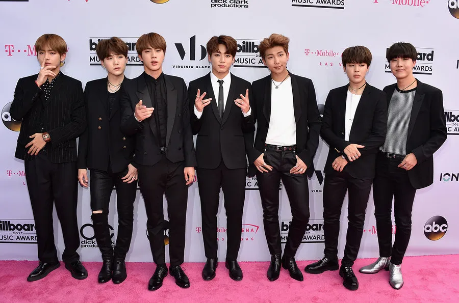 BTS hadir di BBMA 2017 dan berhasil membawa pulang trofi Top Social Media Artist © billboard