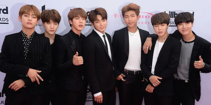 BTS mengalahkan Selena Gomez, Shawn Mendez, Ariana Grande, dan Justin Bieber sebagai artis paling populer di sosial media © Billboard