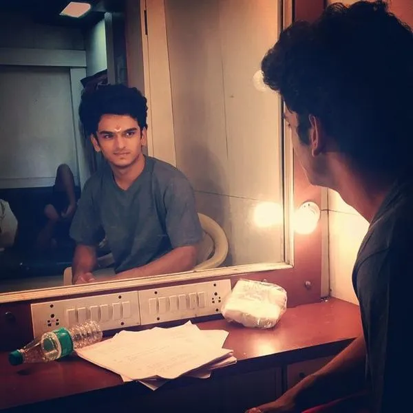 Jay Saumik Joshi saat break syuting, narsis dulu lah ya.. @twitter.com