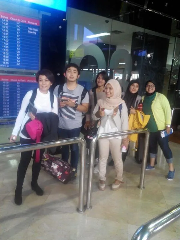 Fatin bersama rombongan di bandara Soekarno-Hatta | Credit: @SonyMusicID
