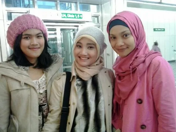 Fatin dan Hanum (baju pink) | Credit @HanumRais