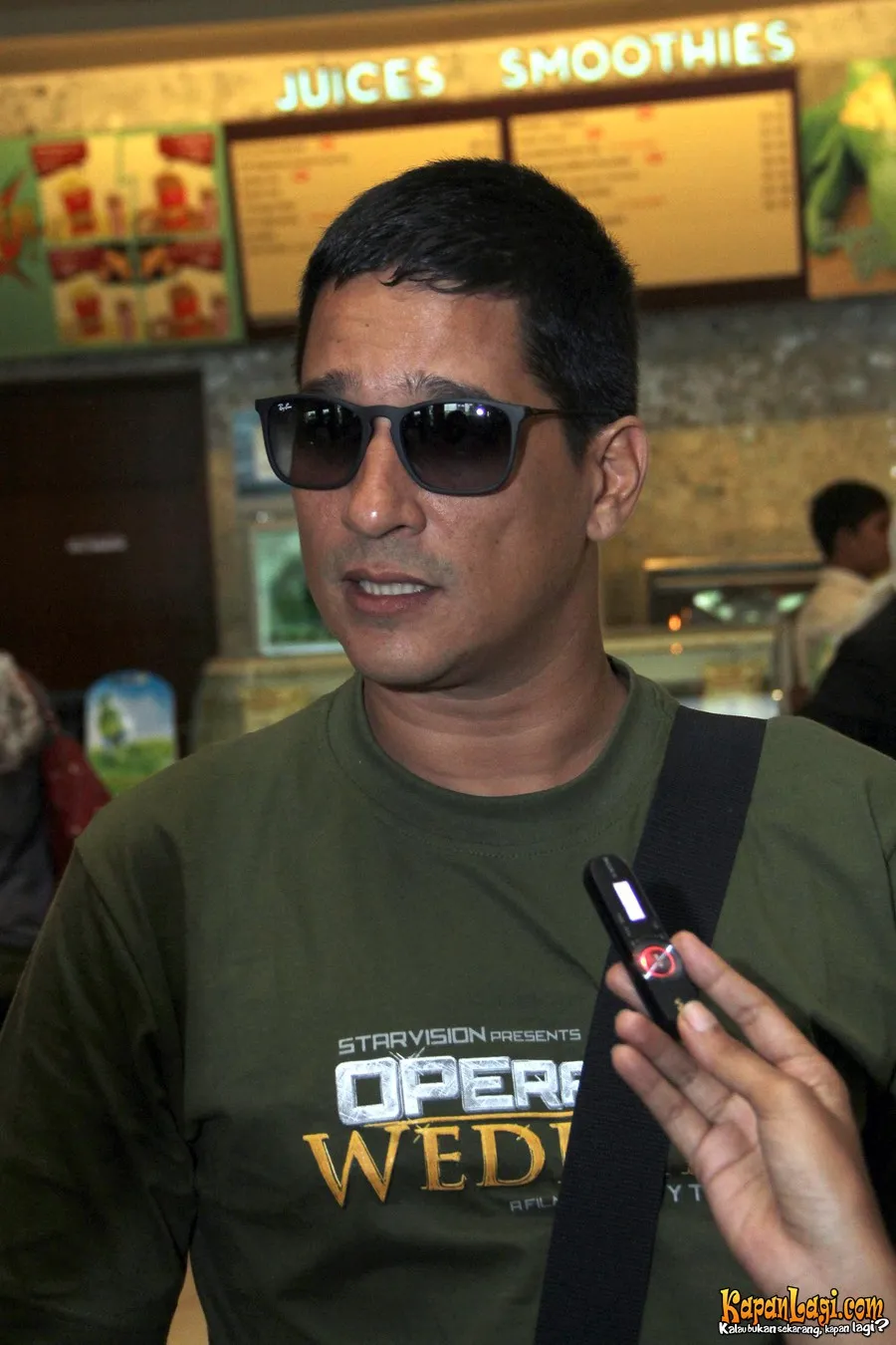 Bucek Depp ingin keliling dunia dengan kapal Pinisi