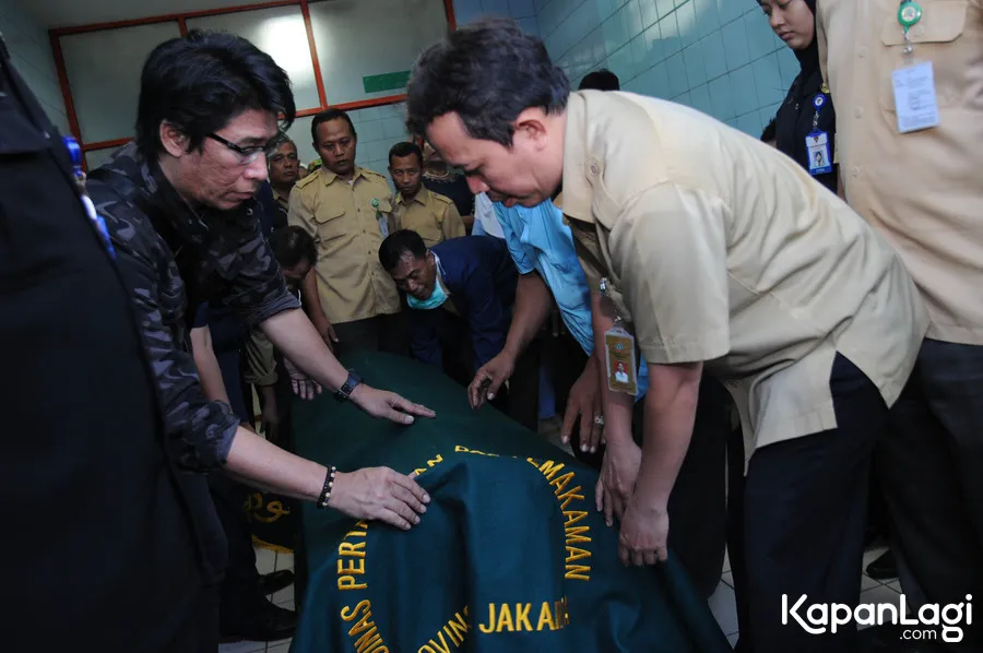 Parto saat mengangkat jenazah Budi Anduk © KapanLagi.com®/Agus Apriyanto