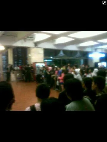 Fans yang menanti Girls Generatin di Bandara Soekarno Hatta. ©@Ichwanularab