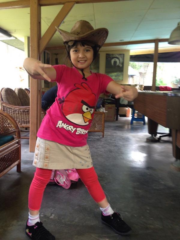 Imut! Afiqah Jadi Koboi Bareng Angry Bird - KapanLagi.com