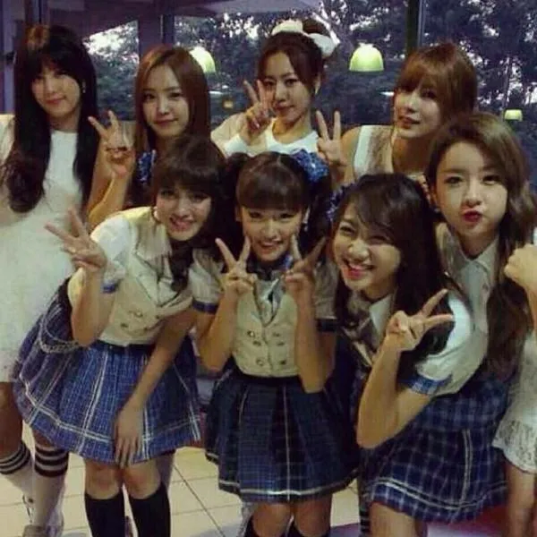 Member JKT48 bersama dengan A Pink di Shinzui White Concert. Posted by @bintangkecil88 Twitter
