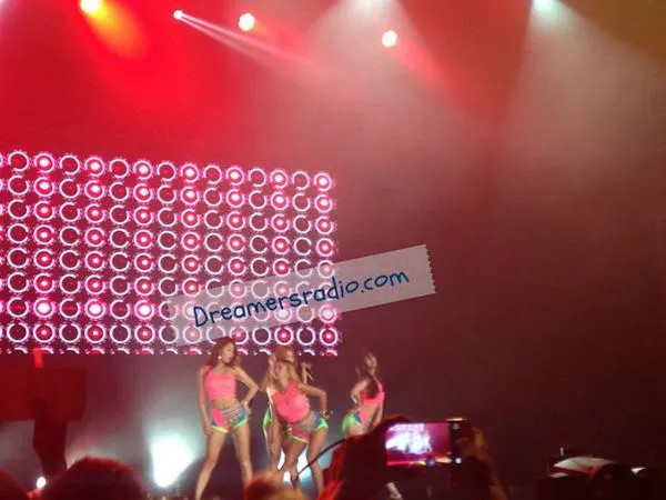 Aksi panggung Sistar yang memakai pakaian super seksi di Shinzui White Concert @dreamersradio.com