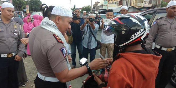 Di Aceh, terdapat razia Ramadan unik dengan cara membagikan takjil gratis pada pelanggar Lalu Lintas © Merdeka.com