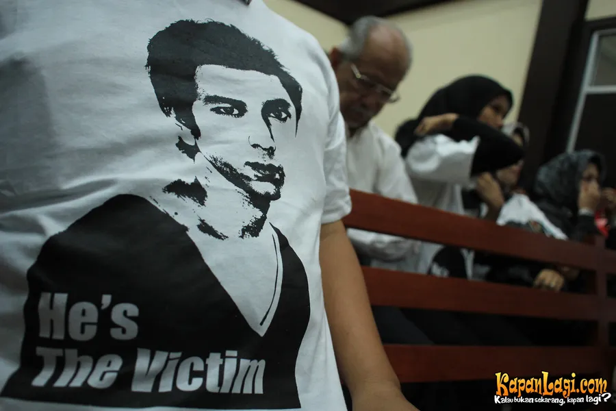 Para pendukung Raffi Ahmad kompak mengenakan kaos bergambar Raffi Ahmad