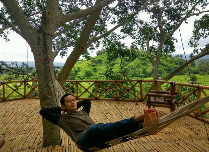 Dari puncak bukit kitaa dapat melihat pantai dan Gunung Agung (credit : instagram.com/rumah_pohon_bukit_lemped)